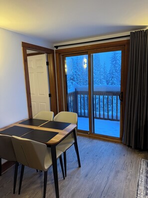 Dining - Cozy 2-bedroom loft apartment with mountain views (Golden)