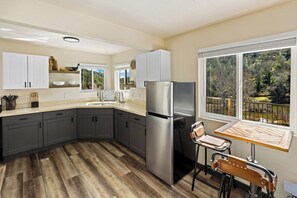 Fridge, oven, stovetop, coffee/tea maker