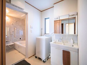 Separate bathtub and shower, hydromassage showerhead, hair dryer - Inamine Terrace (Nago)