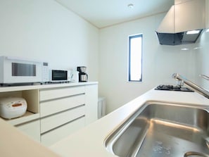 Full-size fridge, microwave, oven, stovetop