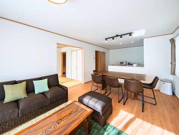 Escritorio y espacio para trabajar con laptop 