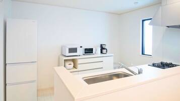Full-sized fridge, microwave, oven, stovetop