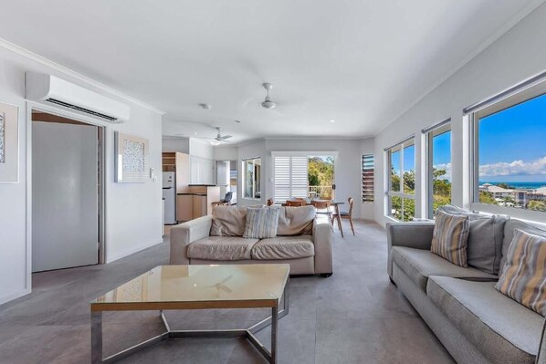 Living area - Spa Haven 18A Top Floor Private Spa (Airlie Beach)