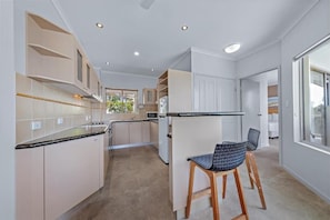 Full-size fridge, microwave, toaster, cleaning supplies - Spa Haven 18A Top Floor Private Spa (Airlie Beach)