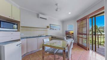 Basic-Apartment, 1 King-Bett, Balkon, Meerblick | Innenbereich