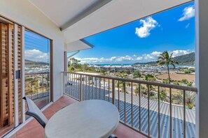 Apartamento básico, 1 cama de matrimonio grande, balcón, vistas al mar | Jardines del alojamiento