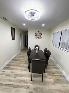 Dining - 5/3 Modern Home with high speed internet 5 Min to Airport,Highway,Beaches,office (Tampa)