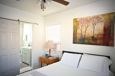 Comfortable 1BR House – 5 Min to LAX & Beach + Outdoor Jacuzzi
