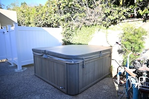 Tina de hidromasaje al aire libre