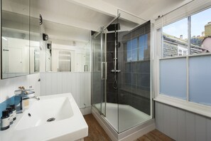 Shower, hair dryer, towels - Walters on The Digey - 100m to beach - pets allowed (St Ives)