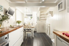 Fridge, microwave, oven, stovetop - Walters on The Digey - 100m to beach - pets allowed (St Ives)