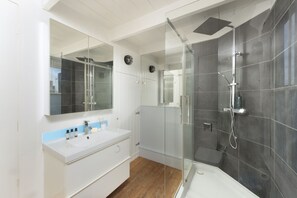 Douche, sèche-cheveux, serviettes fournies