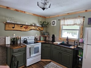 Fridge, oven, stovetop, coffee/tea maker - Serene 2-bedroom cottage in charming Hawley (Hawley)