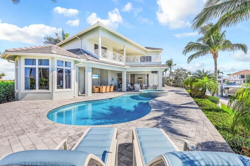 MAGNOLIA ESCAPE Stunning Waterfront Home with 4 Bedrooms 5 Beds 4 Baths