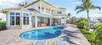 MAGNOLIA ESCAPE Stunning Waterfront Home with 4 Bedrooms 5 Beds 4 Baths
