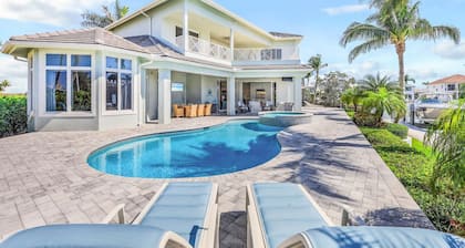 MAGNOLIA ESCAPE Stunning Waterfront Home with 4 Bedrooms 5 Beds 4 Baths