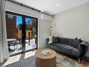 TV, offices - Brand New Retreat | Walk to Shops & Ski Base (Queenstown)