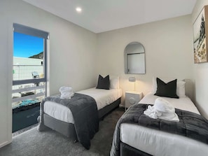 Iron/ironing board, WiFi, bed sheets - Brand New Retreat | Walk to Shops & Ski Base (Queenstown)
