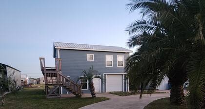 Centrally Located 2BR Port O'Connor Home w/ Large Deck & Plenty of Parking