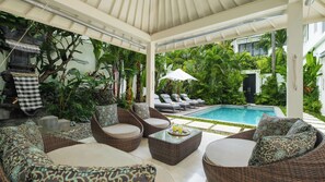 Terrace/patio - Villa Merta Sari 10 by Villa Finder (Seminyak)
