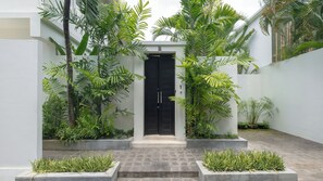 Pintu masuk properti