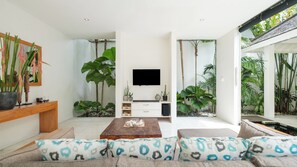 Vila, pemandangan kolam renang | Ruang keluarga | Smart TV 32-inci dengan saluran TV digital