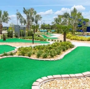 Un campo de golf con calles amplias y verdes, bunkers de arena y un putting green.