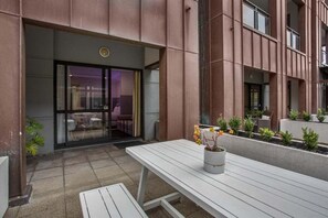Outdoor dining - Central Studio with Free Parking (Auckland CBD)