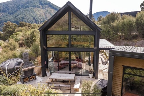 Kahuroa House-Kaiuma Bay. Modern lodge with bush and water views.