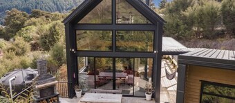 Kahuroa House-Kaiuma Bay. Modern lodge with bush and water views.