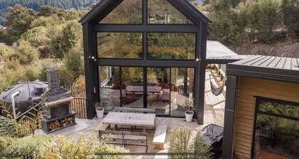 Kahuroa House-Kaiuma Bay. Modern lodge with bush and water views.