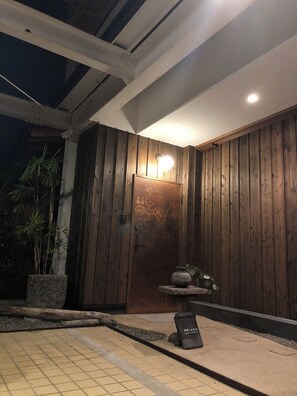 Exterior detail - Private Japanese Family Beach House (茅ヶ崎市)