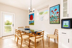 Dining - Shared Heated Pool, Walk to the Beach, Pet Friendly, Golf Cart Included (Port Aransas)