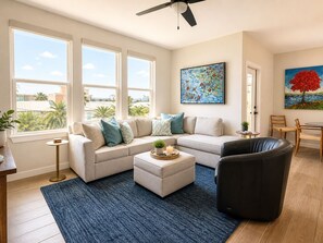 TV - Shared Heated Pool, Walk to the Beach, Pet Friendly, Golf Cart Included (Port Aransas)