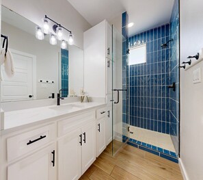 Shower, towels - Shared Heated Pool, Walk to the Beach, Pet Friendly, Golf Cart Included (Port Aransas)