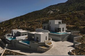 A modern villa with a pool, surrounded by a mountainous landscape. - Aposperia Memorable Living K3 (Karpathos)