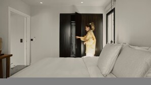 Quarto com cama, mesa de cabeceira e guarda-roupa.