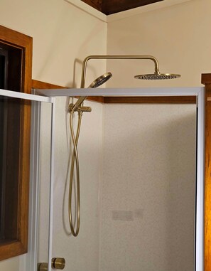 Douche, serviettes fournies, papier toilette
