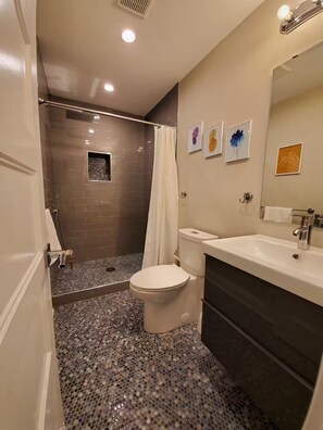 Shower, hair dryer, towels, soap - Trendy Home +Private Parking+ 5 min walk to Metro (Washington)