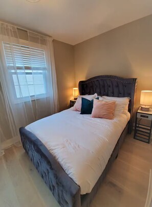 3 habitaciones, tabla de planchar con plancha, wifi y ropa de cama 