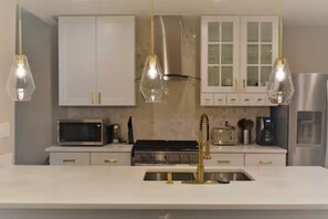 Private kitchen - Trendy Home +Private Parking+ 5 min walk to Metro (Washington)