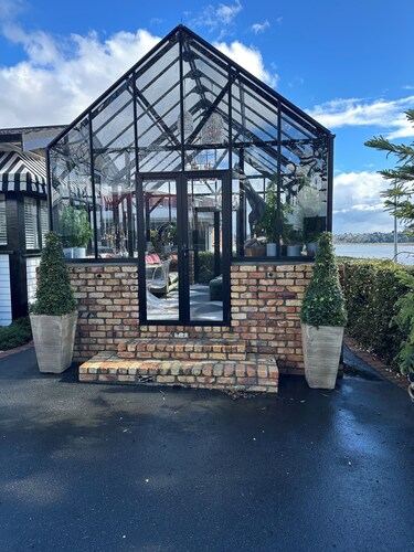 Escape to La Belle Maison, a beautifull 3 Bedroom villa in central Tauranga.