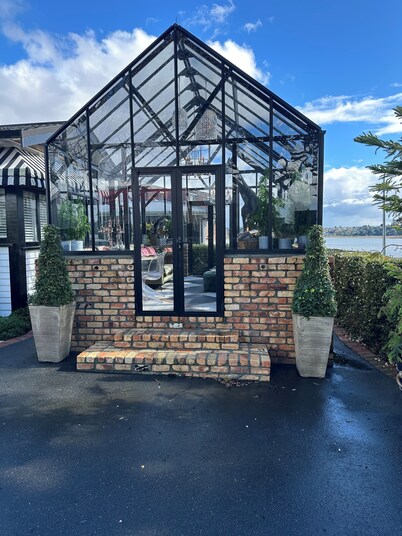 Escape to La Belle Maison, a beautifull 3 Bedroom villa in central Tauranga.