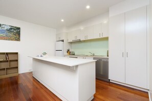 Een koelkast, een microgolfoven, een oven, een kookplaat