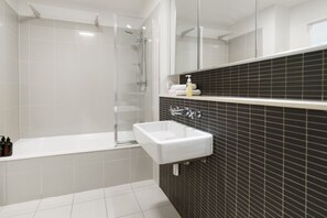 Een douche, een haardroger, handdoeken