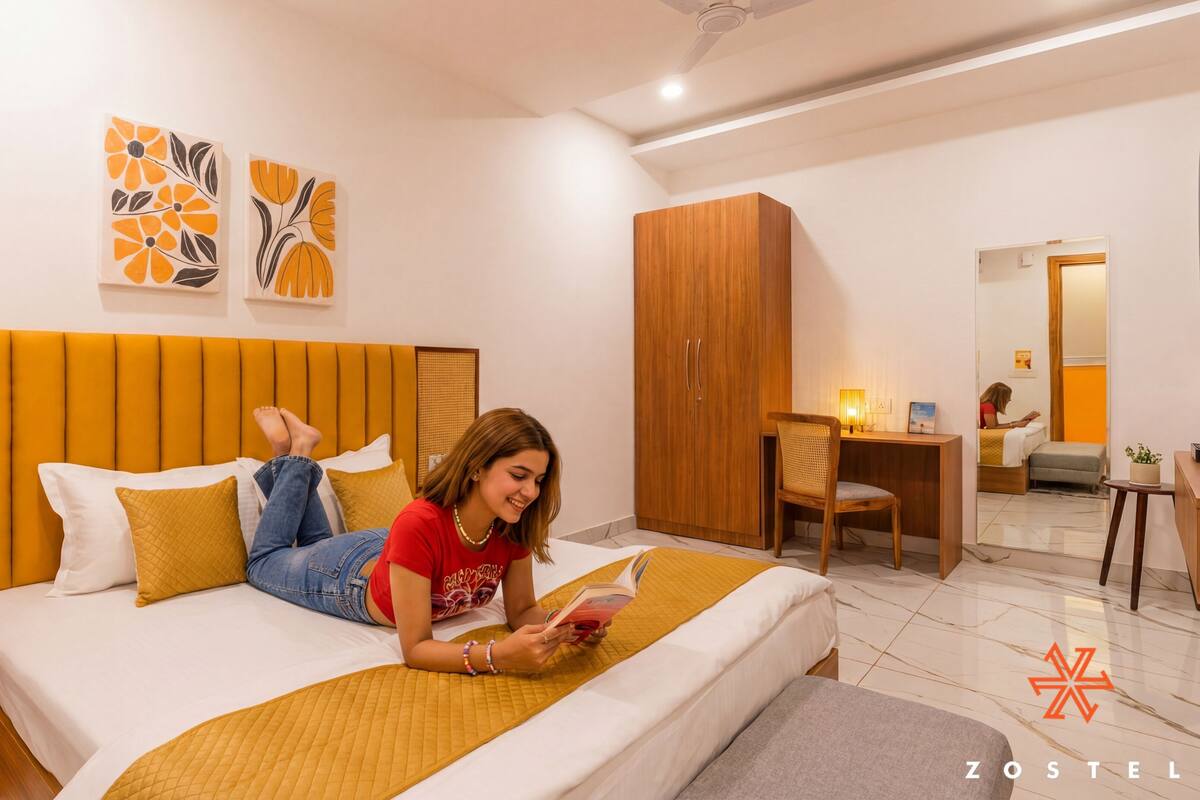 Una camera da letto moderna con un letto, un armadio in legno, una scrivania e una sedia.