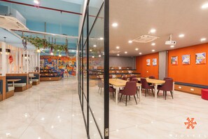 Dining - Zostel Noida (Noida)