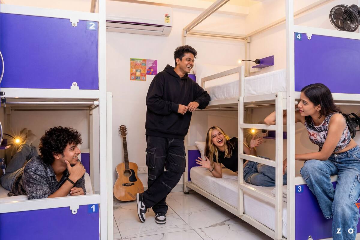 Una camera del dormitorio con letti a castello, una chitarra e una ventola a parete.