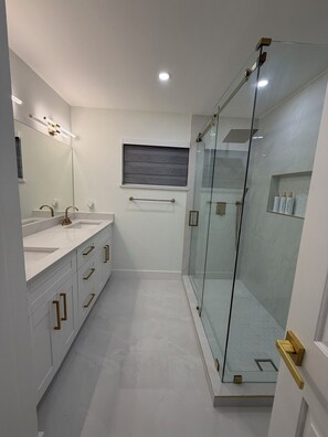 Shower, hair dryer, towels, soap - Charming Fort Myers Beach Escape 2BR/2BA Near Sand & Sun restaurants and fun. (Fort Myers Beach)