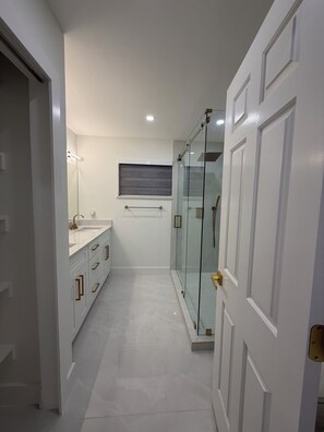 Shower, hair dryer, towels, soap - Charming Fort Myers Beach Escape 2BR/2BA Near Sand & Sun restaurants and fun. (Fort Myers Beach)